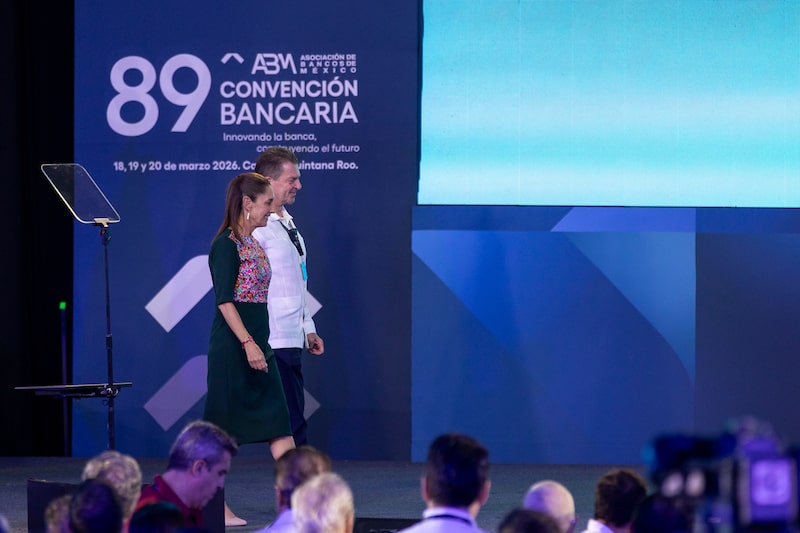 Emilio Romano, presidente de la ABM, camina con Claudia Sheinbaum, presidenta de México, en el presidium durante la inauguración de la 89 Convención Bancaria en Cancún, el jueves 19 de marzo de 2026. Emilio Romano, presidente de la ABM, camina con Claudia Sheinbaum, presidenta de México, en el presidium durante la inauguración de la 89 Convención Bancaria en Cancún, el jueves 19 de marzo de 2026.