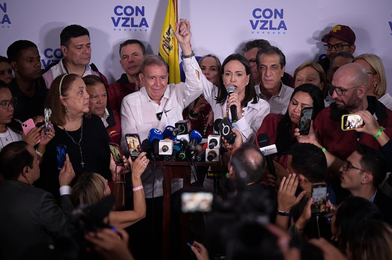 María Corina Machado sostiene la mano de Edmundo González en alto en la noche de las elecciones en Caracas.Fotógrafo: Gaby Oraa/Bloomberg María Corina Machado sostiene la mano de Edmundo González en alto en la noche de las elecciones en Caracas.Fotógrafo: Gaby Oraa/Bloomberg