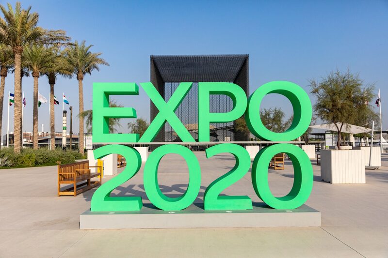 Un cartel de “Expo 2020″ en la entrada del recinto ferial de Dubai, Emiratos Árabes Unidos, el martes 28 de septiembre de 2021. La ciudad se abre a los visitantes para la Exposición Universal a partir del próximo mes (del 1 de octubre al 31 de marzo) y espera que el evento atraiga 25 millones de visitas, tanto virtuales como presenciales. Un cartel de “Expo 2020″ en la entrada del recinto ferial de Dubai, Emiratos Árabes Unidos, el martes 28 de septiembre de 2021. La ciudad se abre a los visitantes para la Exposición Universal a partir del próximo mes (del 1 de octubre al 31 de marzo) y espera que el evento atraiga 25 millones de visitas, tanto virtuales como presenciales.