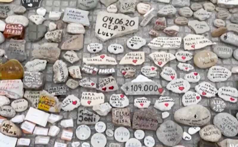 La protesta se realizó en Casa Rosada y en la Quinta de Olivos en homenaje a las víctimas de Covid-19. La protesta se realizó en Casa Rosada y en la Quinta de Olivos en homenaje a las víctimas de Covid-19.