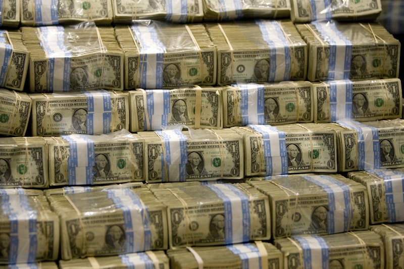 El dólar se fortalece como consecuencia de la subida de precios por los conflictos geopolíticos. El dólar se fortalece como consecuencia de la subida de precios por los conflictos geopolíticos.