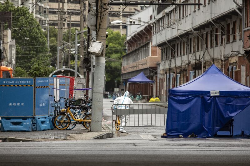 Un agente de policía con equipo de protección personal vigila una intersección durante un cierre debido a Covid-19 en Shangai, China. Fuente: Bloomberg Un agente de policía con equipo de protección personal vigila una intersección durante un cierre debido a Covid-19 en Shangai, China. Fuente: Bloomberg