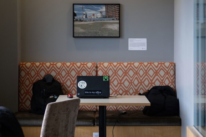 Nas últimas semanas, a Microsoft vem convocando seus funcionários para retornar ao trabalho presencial, mas também está dando atenção aos que desejam trabalhar remotamente Nas últimas semanas, a Microsoft vem convocando seus funcionários para retornar ao trabalho presencial, mas também está dando atenção aos que desejam trabalhar remotamente