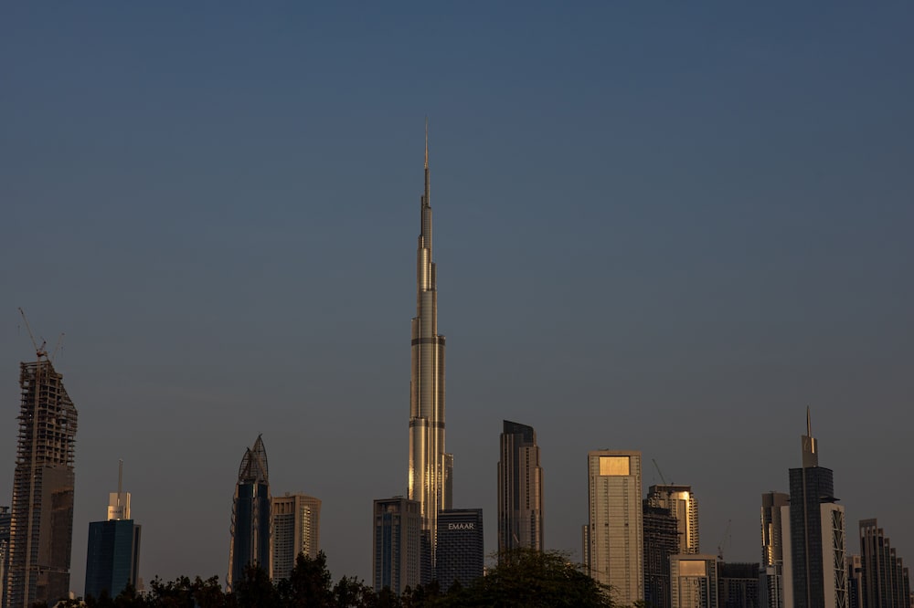 El rascacielos Burj Khalifa, en el centro, durante el día en Dubai, Emiratos Árabes Unidos. El rascacielos Burj Khalifa, en el centro, durante el día en Dubai, Emiratos Árabes Unidos.