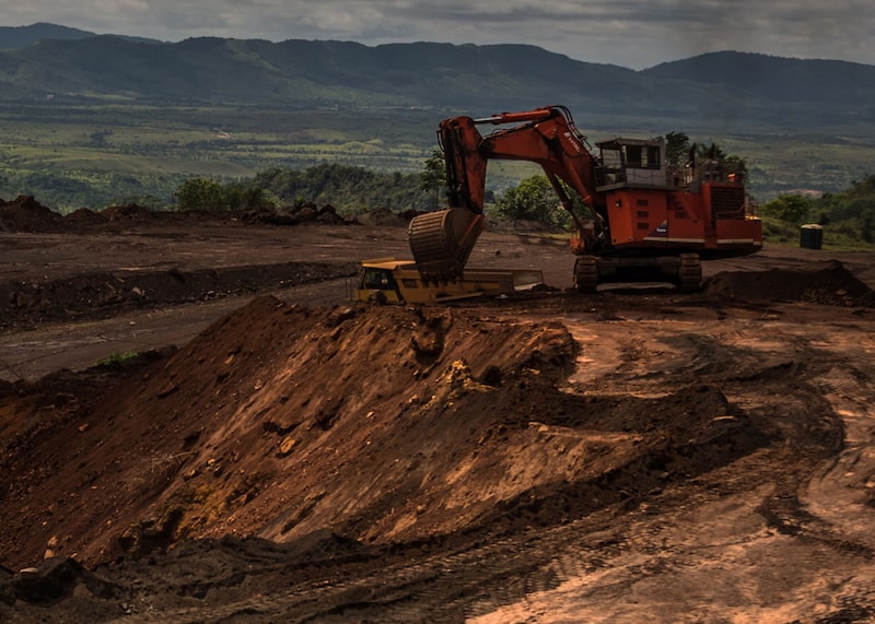 Una excavadora traslada tierra a un camión de volquete en una mina de la productora venezolana de mineral de hierro CVG Ferrominera Orinoco, en el cerro Bolívar, en las afueras de Ciudad Piar (Venezuela), el jueves 9 de julio de 2015. Una excavadora traslada tierra a un camión de volquete en una mina de la productora venezolana de mineral de hierro CVG Ferrominera Orinoco, en el cerro Bolívar, en las afueras de Ciudad Piar (Venezuela), el jueves 9 de julio de 2015.