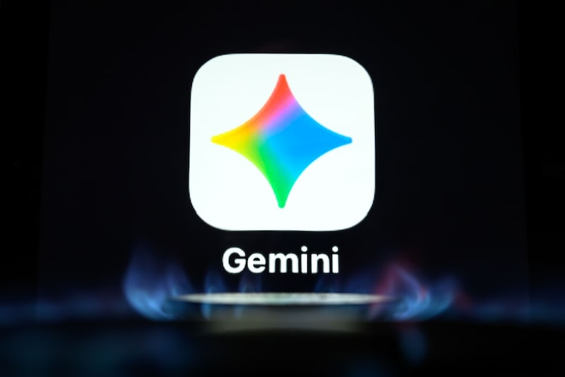 Ícono de la aplicación de IA "Gemini" de Google se observa a través de una llama mientras se muestra en una pantalla digital. Ícono de la aplicación de IA "Gemini" de Google se observa a través de una llama mientras se muestra en una pantalla digital.