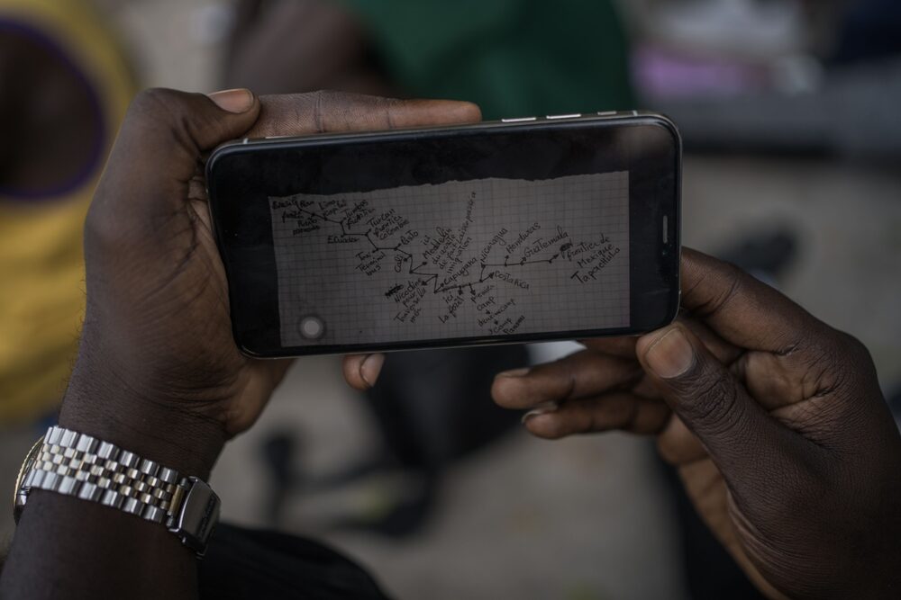 Mohamed Barry, senegalés de 28 años, sostiene su celular con la imagen de un mapa que dibujó de los países que ha recorrido en los últimos meses desde que salió de África, rumbo a Estados Unidos. En Tapachula, México. el lunes 11 de abril de 2022. Mohamed Barry, senegalés de 28 años, sostiene su celular con la imagen de un mapa que dibujó de los países que ha recorrido en los últimos meses desde que salió de África, rumbo a Estados Unidos. En Tapachula, México. el lunes 11 de abril de 2022.