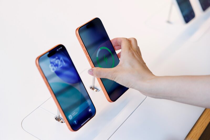 El iPhone 17 Pro y el iPhone 17 Pro Max en una Apple Store de Los Ángeles el 19 de septiembre. Fotógrafo: Eric Thayer/Bloomberg El iPhone 17 Pro y el iPhone 17 Pro Max en una Apple Store de Los Ángeles el 19 de septiembre. Fotógrafo: Eric Thayer/Bloomberg