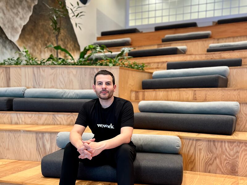 'As pessoas podem trabalhar de casa, do escritório da empresa e de um prédio da WeWork' 'As pessoas podem trabalhar de casa, do escritório da empresa e de um prédio da WeWork'