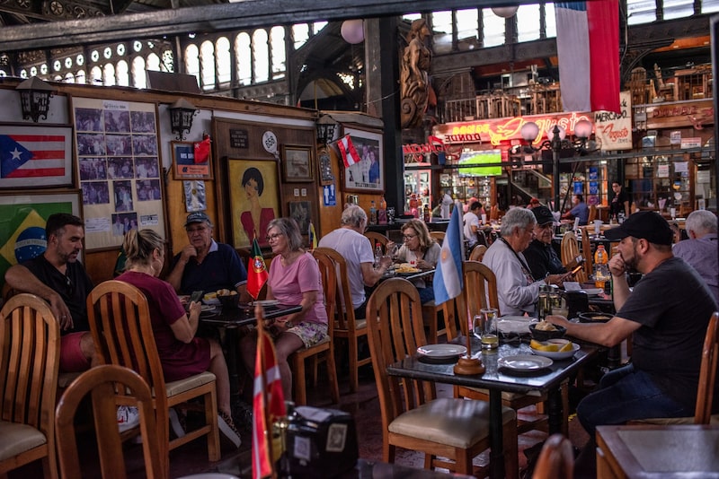 Un restaurante dentro del Mercado Central en Santiago, el lunes 20 de marzo de 2023. Fotógrafo: Cristóbal Olivares/Bloomberg Un restaurante dentro del Mercado Central en Santiago, el lunes 20 de marzo de 2023. Fotógrafo: Cristóbal Olivares/Bloomberg