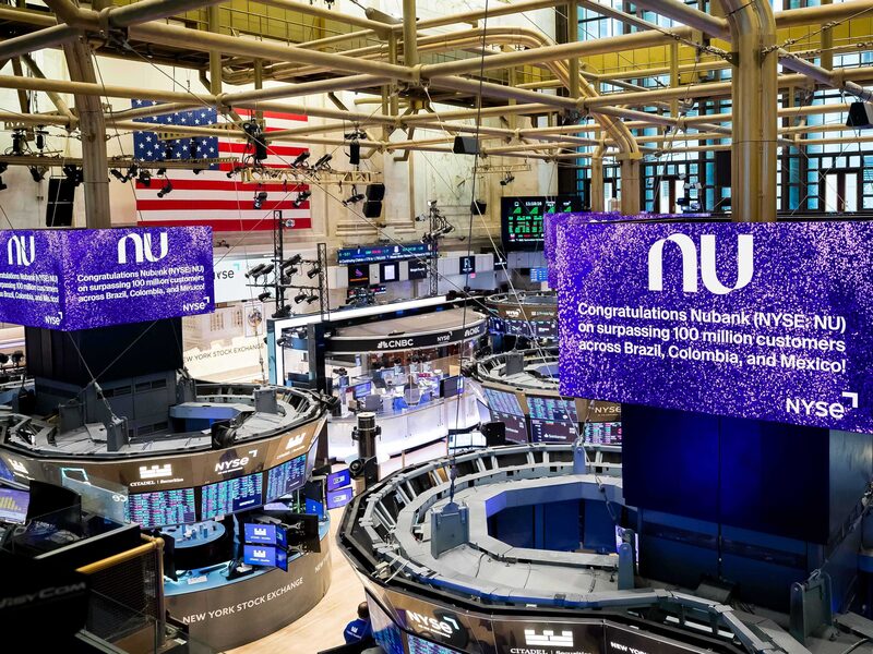Painéis eletrônicos na NYSE (Bolsa de Nova York) exibem a celebração do Nubank quanto atingiu a marca de 100 milhões de clientes em maio de 2024 (Foto: Divulgação) Painéis eletrônicos na NYSE (Bolsa de Nova York) exibem a celebração do Nubank quanto atingiu a marca de 100 milhões de clientes em maio de 2024 (Foto: Divulgação)