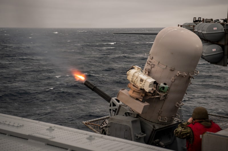 Marineros a bordo del portaaviones de la clase Nimitz USS Nimitz disparan un sistema de armas de corto alcance durante un ejercicio de fuego real en el Océano Pacífico. Marineros a bordo del portaaviones de la clase Nimitz USS Nimitz disparan un sistema de armas de corto alcance durante un ejercicio de fuego real en el Océano Pacífico.