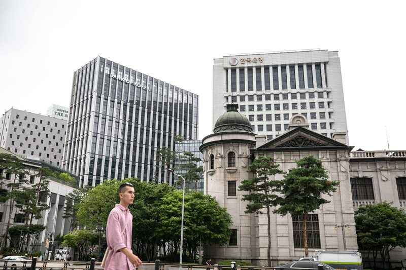 El won surcoreano siguió bajando frente al dólar tras la decisión, con pérdidas del 0,6% en el día. El won surcoreano siguió bajando frente al dólar tras la decisión, con pérdidas del 0,6% en el día.