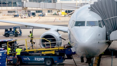 American Airlines vuelve a recortar su previsión de ganancias por alza del combustible American Airlines vuelve a recortar su previsión de ganancias por alza del combustible
