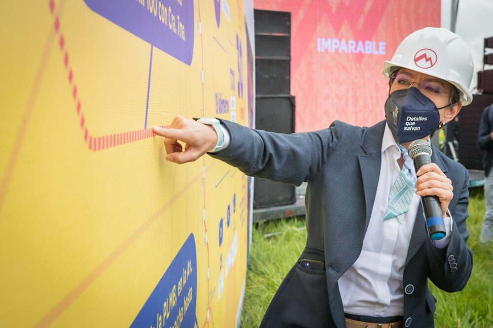 Durante el evento, la mandataria de la ciudad recibió de parte de Wu Yu, director general del Consorcio Metro Línea 1 S.A.S., un chaleco simbólico por el inicio de las obras. Durante el evento, la mandataria de la ciudad recibió de parte de Wu Yu, director general del Consorcio Metro Línea 1 S.A.S., un chaleco simbólico por el inicio de las obras.