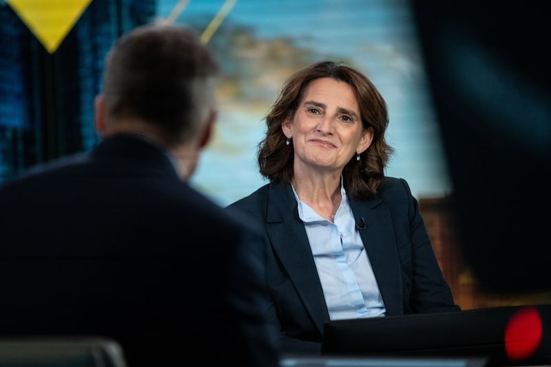 Chefe da autoridade antitruste da UE, Teresa Ribera, durante entrevista sobre o acordo Warner Paramount à Bloomberg TV (Foto: Bloomberg) Chefe da autoridade antitruste da UE, Teresa Ribera, durante entrevista sobre o acordo Warner Paramount à Bloomberg TV (Foto: Bloomberg)