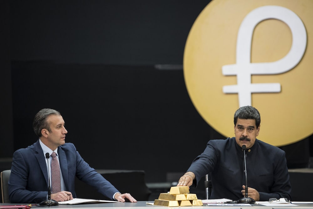 Nicolás Maduro, a la derecha, habla mientras toca una pila de lingotes de oro de 12 Kilogramos durante una rueda de prensa sobre la criptodivisa del país en 2018. Nicolás Maduro, a la derecha, habla mientras toca una pila de lingotes de oro de 12 Kilogramos durante una rueda de prensa sobre la criptodivisa del país en 2018.