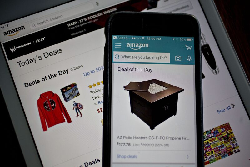 La aplicación de Amazon.com Inc. muestra las "Ofertas del Día" en un iPhone y un iPad de Apple Inc. en Washington, D.C., el lunes 5 de diciembre de 2016. Amazon.com dio a conocer una nueva herramienta de seguridad para los clientes de la nube la semana pasada, parte de una serie de anuncios de productos diseñados para defenderse de la competencia de Microsoft Corp, Google de Alphabet Inc. y otros. La aplicación de Amazon.com Inc. muestra las "Ofertas del Día" en un iPhone y un iPad de Apple Inc. en Washington, D.C., el lunes 5 de diciembre de 2016. Amazon.com dio a conocer una nueva herramienta de seguridad para los clientes de la nube la semana pasada, parte de una serie de anuncios de productos diseñados para defenderse de la competencia de Microsoft Corp, Google de Alphabet Inc. y otros.