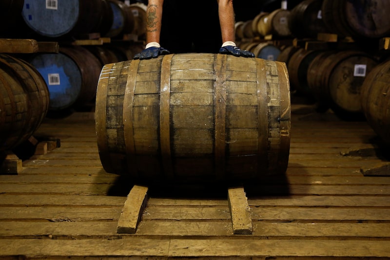 Un empleado traslada un barril de madera de whisky escocés mezclado Chivas Regal, producido por Pernod Ricard SA, en la destilería Strathisla de la empresa en Keith, Reino Unido. Un empleado traslada un barril de madera de whisky escocés mezclado Chivas Regal, producido por Pernod Ricard SA, en la destilería Strathisla de la empresa en Keith, Reino Unido.