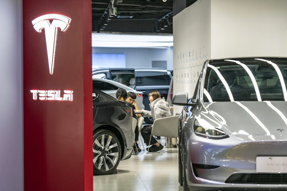 Clientes en el interior de una sala de exposición de Tesla en Shanghai. Clientes en el interior de una sala de exposición de Tesla en Shanghai.