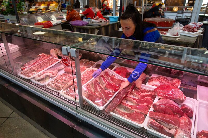 Frigoríficos brasileiros enfrentam segundo mês sem acessar seu principal mercado consumidor e começam a sentir queda nos preços médios de exportação Frigoríficos brasileiros enfrentam segundo mês sem acessar seu principal mercado consumidor e começam a sentir queda nos preços médios de exportação