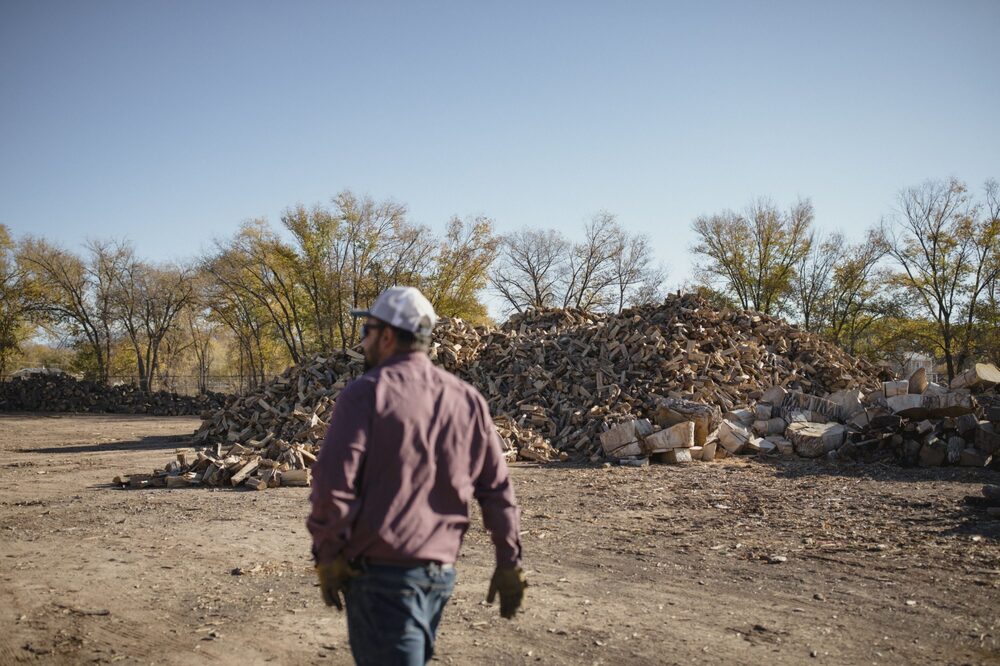 A demanda por lenha está aumentando antes do inverno A demanda por lenha está aumentando antes do inverno