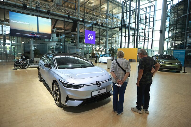 Un vehículo eléctrico VW ID.7 en la sala de exposición de la fábrica de Volkswagen AG en Dresde, Alemania. (Krisztian Bocsi/Bloomberg) Un vehículo eléctrico VW ID.7 en la sala de exposición de la fábrica de Volkswagen AG en Dresde, Alemania. (Krisztian Bocsi/Bloomberg)