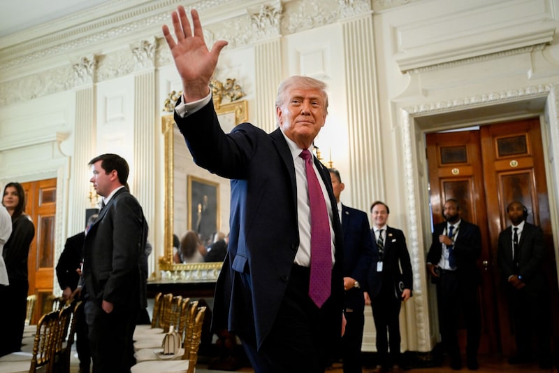 El presidente de Estados Unidos, Donald Trump, se marcha tras pronunciar unas palabras en el Comedor de Estado de la Casa Blanca, en Washington D. C. (EE. UU.), el martes 21 de abril de 2026. La Casa Blanca acoge un acto en honor a los campeones nacionales universitarios de la NCAA. Fotógrafo: Daniel Heuer/Bloomberg El presidente de Estados Unidos, Donald Trump, se marcha tras pronunciar unas palabras en el Comedor de Estado de la Casa Blanca, en Washington D. C. (EE. UU.), el martes 21 de abril de 2026. La Casa Blanca acoge un acto en honor a los campeones nacionales universitarios de la NCAA. Fotógrafo: Daniel Heuer/Bloomberg