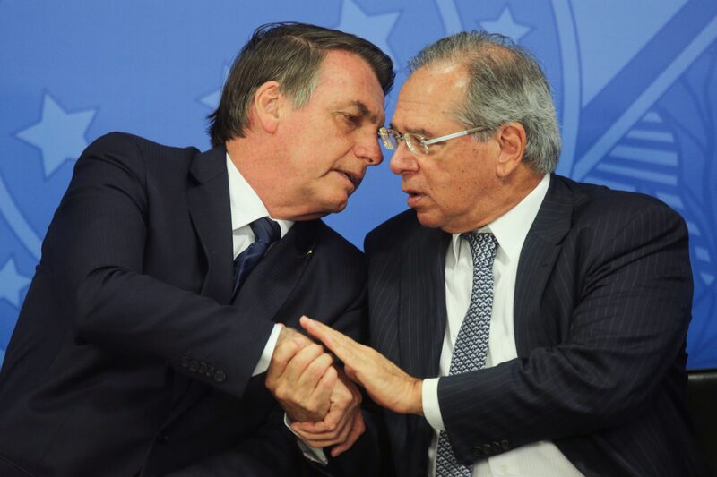 Presidente Bolsonaro tem colocado na conta do ministro Paulo Guedes a gritaria do funcionalismo público por aumento de salários Presidente Bolsonaro tem colocado na conta do ministro Paulo Guedes a gritaria do funcionalismo público por aumento de salários