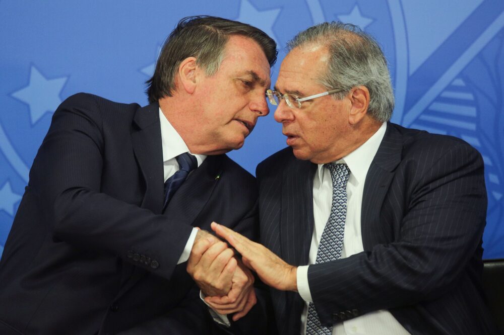 Jair Bolsonaro, presidente de Brasil, a la izquierda, habla con Paulo Guedes, ministro de Economía de Brasil, durante la ceremonia de juramento de Gustavo Montezano, director general del Banco Nacional de Desarrollo Económico y Social (BNDES), en el Palacio de Planalto en Brasilia, Brasil, el martes 16 de julio de 2019. Jair Bolsonaro, presidente de Brasil, a la izquierda, habla con Paulo Guedes, ministro de Economía de Brasil, durante la ceremonia de juramento de Gustavo Montezano, director general del Banco Nacional de Desarrollo Económico y Social (BNDES), en el Palacio de Planalto en Brasilia, Brasil, el martes 16 de julio de 2019.