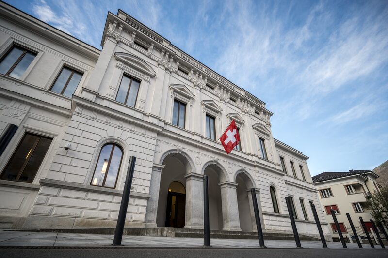 La junta directiva de 1MDB emitió un comunicado en el que afirma que acoge con satisfacción la decisión, ya que significa que la pareja “se enfrentará a la justicia por su papel en el desfalco y la estafa al pueblo de Malasia”. La junta directiva de 1MDB emitió un comunicado en el que afirma que acoge con satisfacción la decisión, ya que significa que la pareja “se enfrentará a la justicia por su papel en el desfalco y la estafa al pueblo de Malasia”.