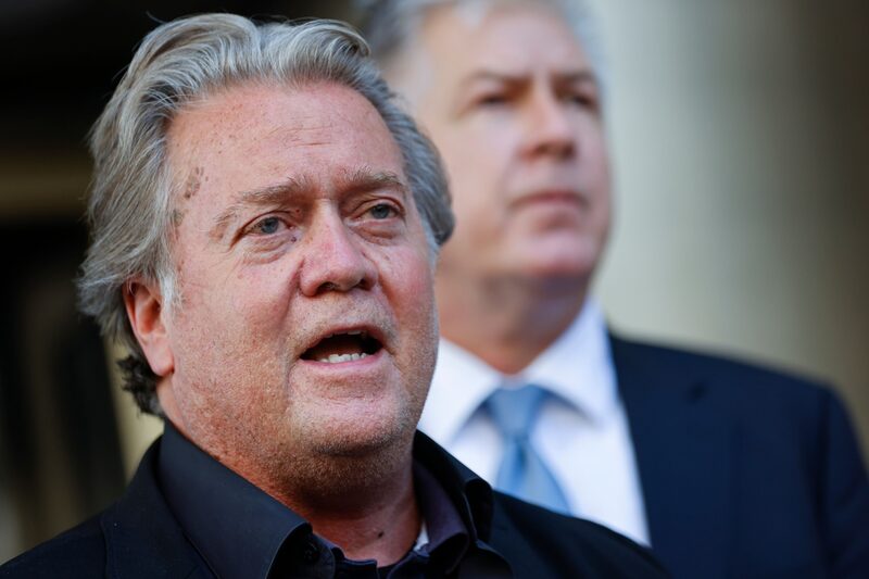 Steve Bannon habla con los medios de comunicación a las puertas del tribunal federal en Washington, D.C., el 19 de julio. Fotógrafo: Ting Shen/Bloomberg Steve Bannon habla con los medios de comunicación a las puertas del tribunal federal en Washington, D.C., el 19 de julio. Fotógrafo: Ting Shen/Bloomberg
