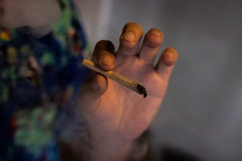 Un empleado fuma un porro en el dispensario de marihuana Sukhumweed en Bangkok, Tailandia, el miércoles 23 de noviembre de 2022. Un empleado fuma un porro en el dispensario de marihuana Sukhumweed en Bangkok, Tailandia, el miércoles 23 de noviembre de 2022.