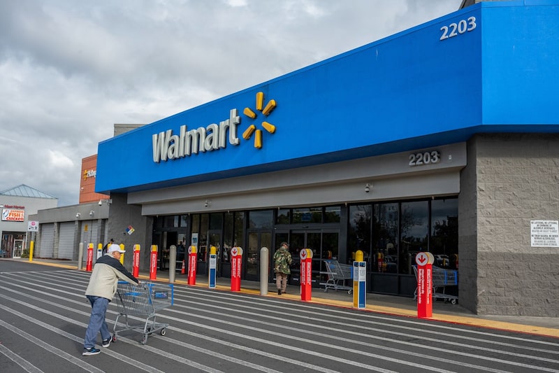 Una tienda Walmart en Pittsburg, California. Una tienda Walmart en Pittsburg, California.