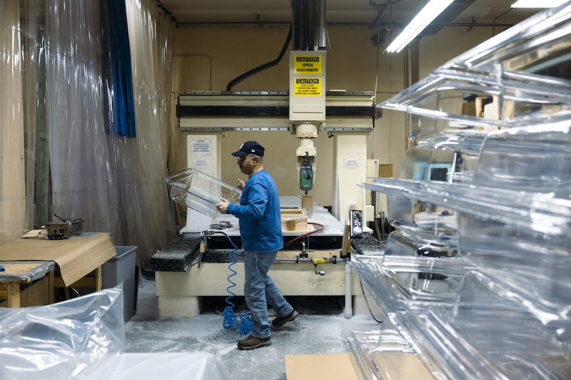 Un trabajador traslada una bañera moldeada al vacío para su acabado en una planta de fabricación en Kingston, Nueva York. Fotógrafo: Angus Mordant/Bloomberg Un trabajador traslada una bañera moldeada al vacío para su acabado en una planta de fabricación en Kingston, Nueva York. Fotógrafo: Angus Mordant/Bloomberg
