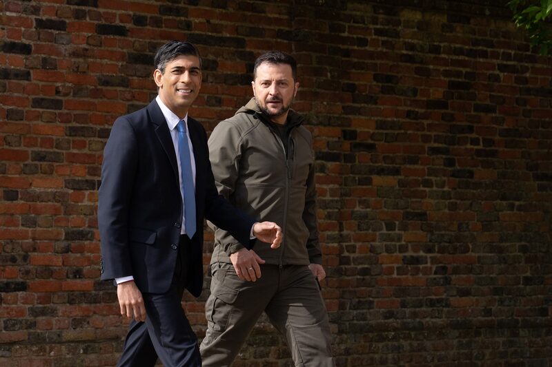 Rishi Sunak y Volodymyr Zelenskyy en Chequers, Buckinghamshire, Reino Unido, el 15 de mayo. Rishi Sunak y Volodymyr Zelenskyy en Chequers, Buckinghamshire, Reino Unido, el 15 de mayo.