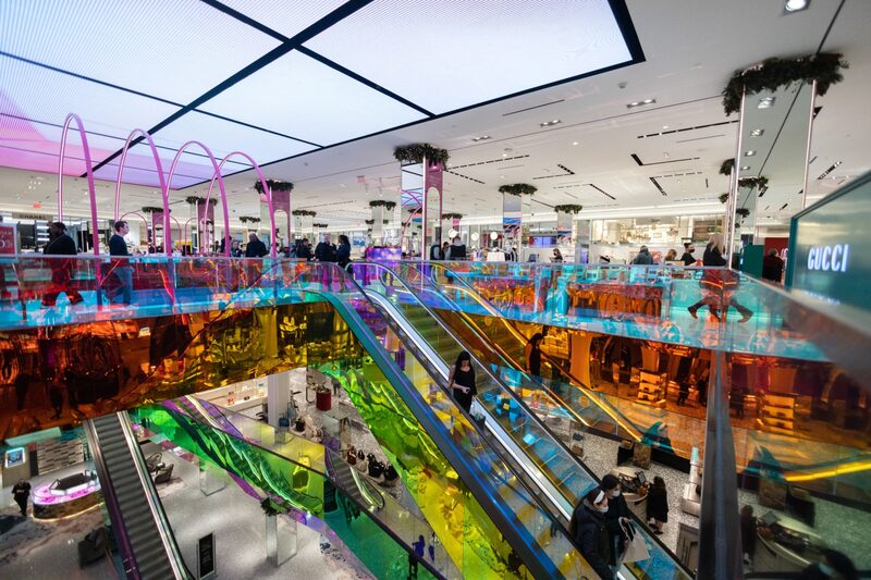 Compradores en los grandes almacenes Saks Fifth Avenue durante el Viernes Negro en Nueva York, Estados Unidos, el viernes 25 de noviembre de 2022. Compradores en los grandes almacenes Saks Fifth Avenue durante el Viernes Negro en Nueva York, Estados Unidos, el viernes 25 de noviembre de 2022.