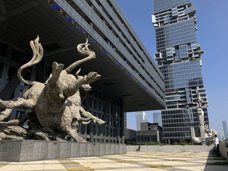 Escultura de um touro à frente da Bolsa de Shenzhen, na China (Foto: Bloomberg) Escultura de um touro à frente da Bolsa de Shenzhen, na China (Foto: Bloomberg)