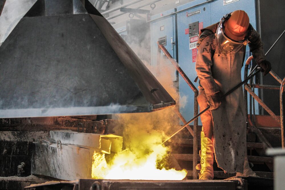 En el último siglo, las monedas pasaron a ser fabricadas en metales industriales. En el último siglo, las monedas pasaron a ser fabricadas en metales industriales.