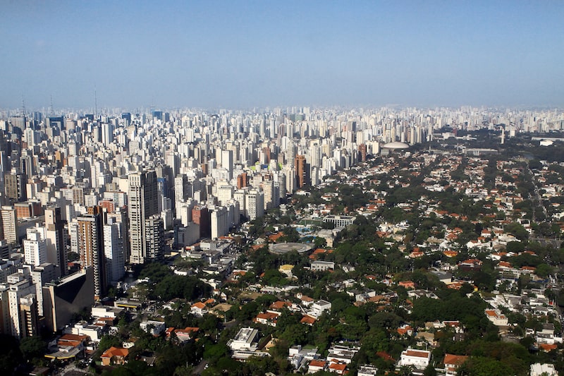 A primeira faixa de prédios à esquerda abriga o Jardim Paulista e ruas como a Oscar Freire, valorizados pela oferta de lojas, restaurantes e cafés de alto padrão, ao mesmo tempo em que está próxima do bairro de casas do Jardim América A primeira faixa de prédios à esquerda abriga o Jardim Paulista e ruas como a Oscar Freire, valorizados pela oferta de lojas, restaurantes e cafés de alto padrão, ao mesmo tempo em que está próxima do bairro de casas do Jardim América