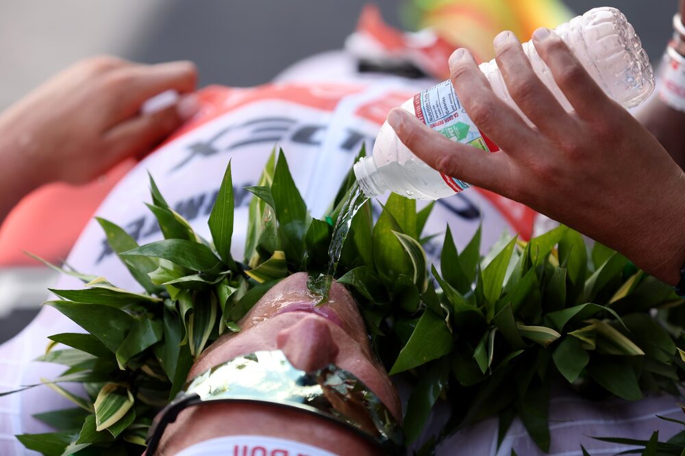Una atleta bebe agua tumbada tras quedar tercera durante los Campeonatos del Mundo Ironman de 2022.Fotógrafo: Ezra Shaw/Getty Images for Ironman Una atleta bebe agua tumbada tras quedar tercera durante los Campeonatos del Mundo Ironman de 2022.Fotógrafo: Ezra Shaw/Getty Images for Ironman