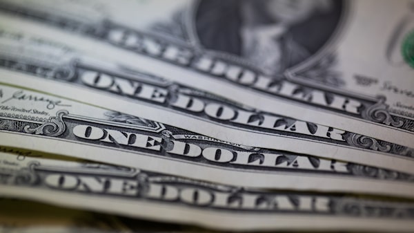 Ibovespa recua mais de 1% e dólar sobe a R$ 5,51 após Lula liderar pesquisa eleitoral Ibovespa recua mais de 1% e dólar sobe a R$ 5,51 após Lula liderar pesquisa eleitoral