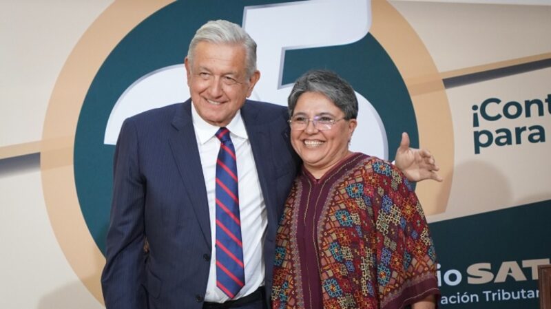 AMLO y Raquel Buenrostro durante la ceremonia del 25 aniversario del SAT el pasado 4 de julio de 2022. (Cortesía: Presidencia) AMLO y Raquel Buenrostro durante la ceremonia del 25 aniversario del SAT el pasado 4 de julio de 2022. (Cortesía: Presidencia)