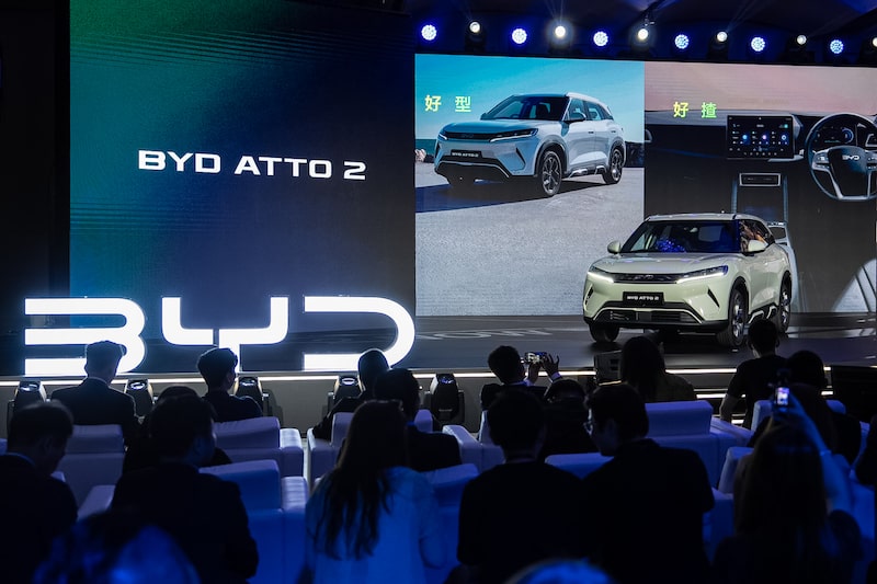 Evento de lançamento do BYD Atto 2 em Hong Kong, em agosto. A chinesa BYD ultrapassou oficialmente a Tesla como líder mundial em vendas de veículos elétricos a bateria. (Foto: Chan Long Hei/Bloomberg) Evento de lançamento do BYD Atto 2 em Hong Kong, em agosto. A chinesa BYD ultrapassou oficialmente a Tesla como líder mundial em vendas de veículos elétricos a bateria. (Foto: Chan Long Hei/Bloomberg)