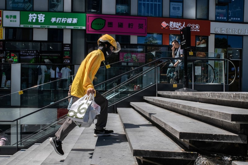 Entregador de alimentos em Beijing: agricultura, construção civil, ambulantes e parte dos serviços urbanos serão mais afetados pela informalidade e o impacto tecnológico (Foto: Bloomberg) Entregador de alimentos em Beijing: agricultura, construção civil, ambulantes e parte dos serviços urbanos serão mais afetados pela informalidade e o impacto tecnológico (Foto: Bloomberg)