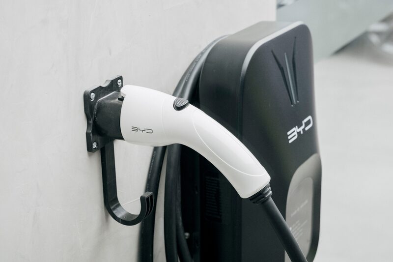 A BYD apresentou um novo sistema para carros elétricos que, segundo a montadora chinesa, permitirá que eles carreguem quase tão rápido quanto um carro comum leva para reabastecer A BYD apresentou um novo sistema para carros elétricos que, segundo a montadora chinesa, permitirá que eles carreguem quase tão rápido quanto um carro comum leva para reabastecer