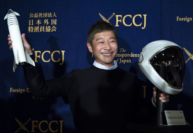 Yusaku Maezawa, CEO de Zozo Inc, posa con un modelo del cohete SpaceX BFR y el casco del traje espacial durante una conferencia de prensa en el Club de Corresponsales Extranjeros de Japón en Tokio, Japón, el martes 9 de octubre de 2018. El multimillonario japonés Maezawa dijo que trabajar menos, no más, es su secreto para construir una empresa de US$8.400 millones. Yusaku Maezawa, CEO de Zozo Inc, posa con un modelo del cohete SpaceX BFR y el casco del traje espacial durante una conferencia de prensa en el Club de Corresponsales Extranjeros de Japón en Tokio, Japón, el martes 9 de octubre de 2018. El multimillonario japonés Maezawa dijo que trabajar menos, no más, es su secreto para construir una empresa de US$8.400 millones.