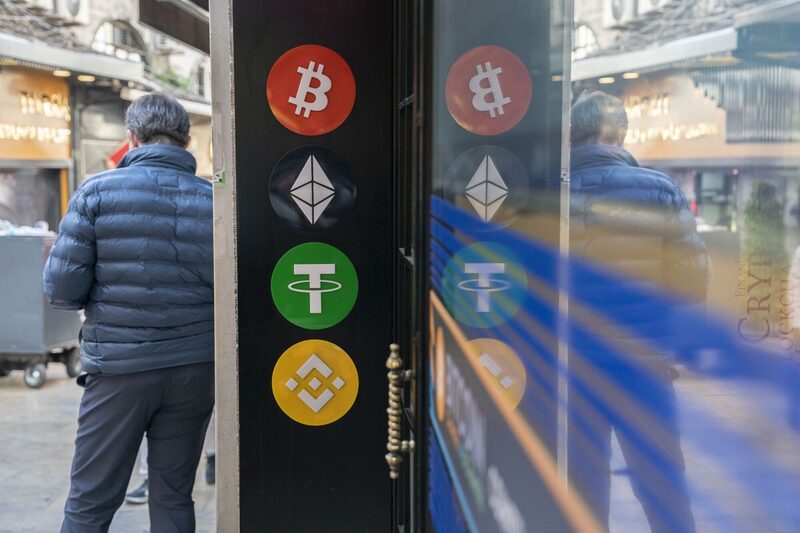 Los logotipos de Bitcoin, Ethereum y Tether fuera de una bolsa de criptomonedas en Estambul, Turquía, el miércoles 6 de noviembre de 2024. Photographer: David Lombeida/Bloomberg Los logotipos de Bitcoin, Ethereum y Tether fuera de una bolsa de criptomonedas en Estambul, Turquía, el miércoles 6 de noviembre de 2024. Photographer: David Lombeida/Bloomberg