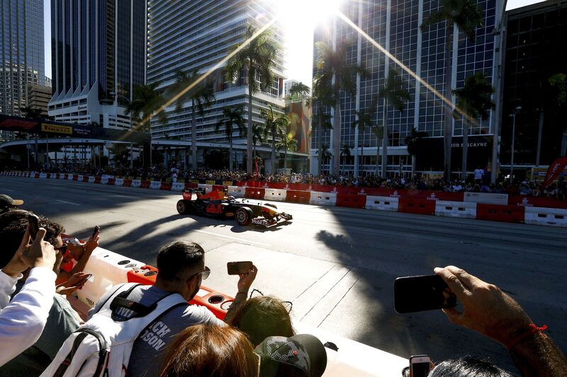 Patrick Friesacher conduce el auto de Red Bull en una carrera de exhibición durante el Festival de F1 del año pasado en el Bayfront Park de Miami, Florida. Patrick Friesacher conduce el auto de Red Bull en una carrera de exhibición durante el Festival de F1 del año pasado en el Bayfront Park de Miami, Florida.