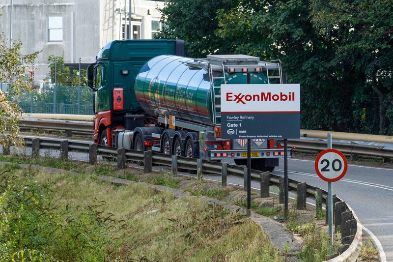 Un camión cisterna llega a la refinería de petróleo Esso Fawley, operada por Exxon Mobil Corp, en Fawley, cerca de Southampton, Reino Unido, el lunes 27 de septiembre de 2021. Fotógrafo: Luke MacGregor/Bloomberg Un camión cisterna llega a la refinería de petróleo Esso Fawley, operada por Exxon Mobil Corp, en Fawley, cerca de Southampton, Reino Unido, el lunes 27 de septiembre de 2021. Fotógrafo: Luke MacGregor/Bloomberg
